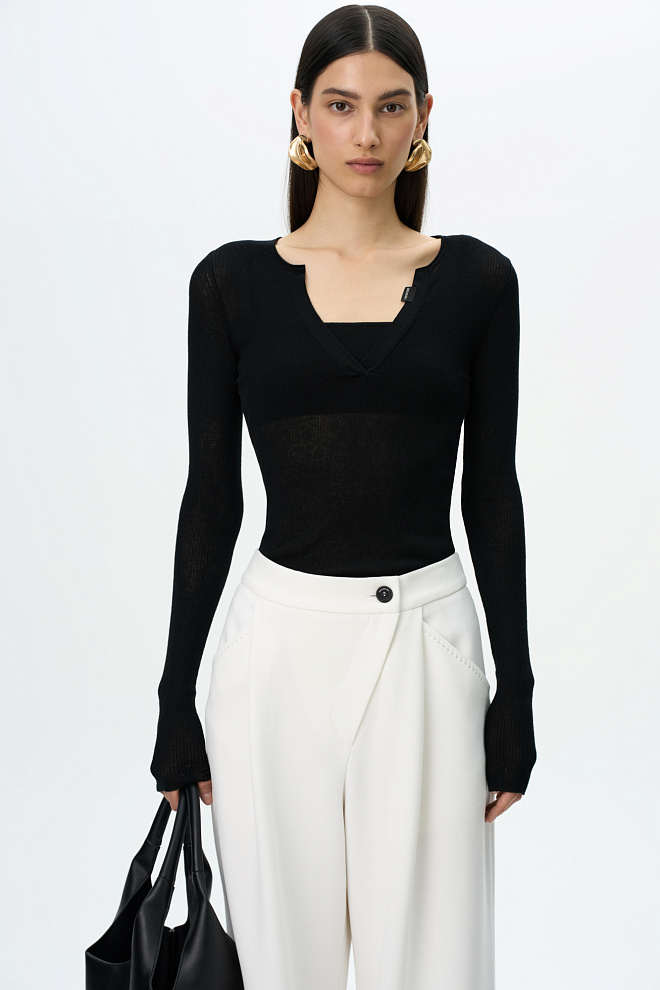 Лонгслив с V-образным вырезом