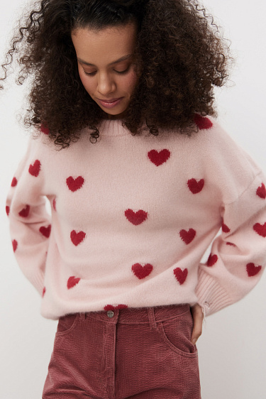 Джемпер из пуха лисы с принтом в виде сердечек