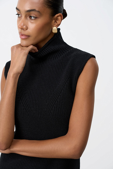 Трикотажный жилет с высоким воротником