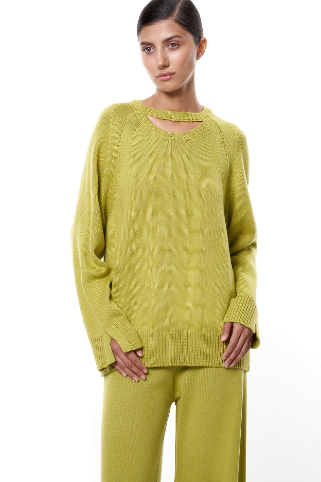 Джемпер с акцентным вырезом