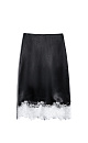 Юбка длины миди из атласной вискозы. Подол изделия декорирован тонким кружевом контрастного цвета. Застежка на потайную молнию.