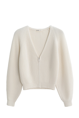 белый Укороченный кардиган на молнии с V-образным вырезом. Содержание в пряже 40% натурального пуха лисы делает изделие теплым, мягким и в тоже время очень легким.