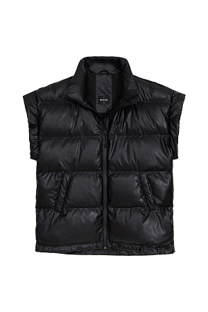 черный Oversize жилет из экокожи. Модель свободного силуэта с боковыми карманами, отстегивающимся капюшоном и застежкой на молнию. 