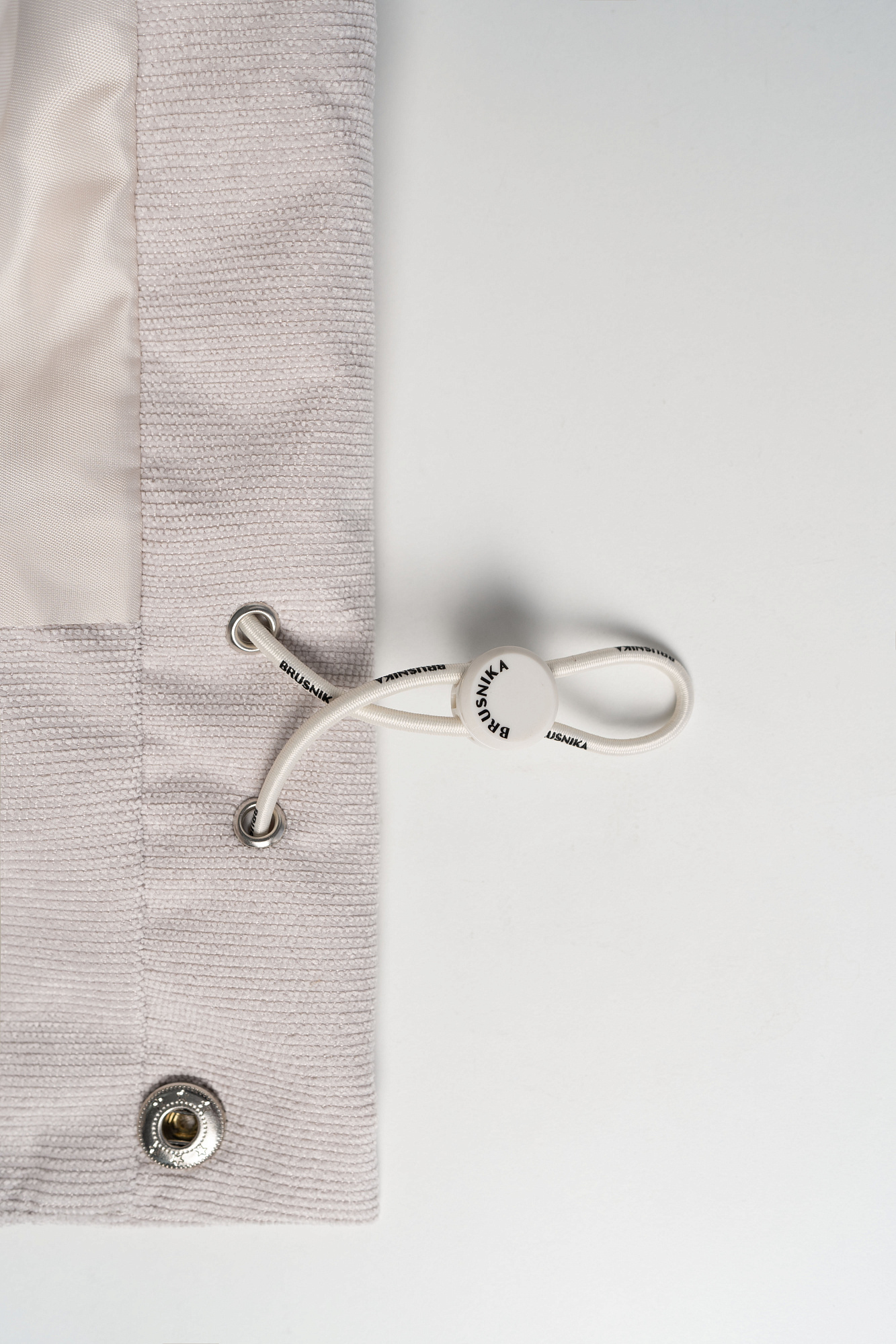 Пуховик с воротником-стойкой, съемным капюшоном и графичной стежкой с двойной отстрочкой. Модель имеет два варианта застежки на металлические кнопки. Низ изделия выполнен на кулиске.