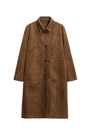 коричневый Тренч из ткани с имитацией внешнего вида и свойств натуральной замши. Модель прямого кроя с отложным воротником. Застежка на крупные пуговицы. 