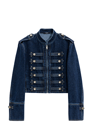 синий Джинсовый жакет-доломан в гусарском стиле, выполненный из 100% хлопка. Модель прямого силуэта с воротником стойкой, патами на плечах и манжетах рукавов. Изделие декорировано металлическими брендированными пуговицами и контрастной отстрочкой. Застежка на молнию.