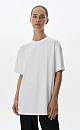 Футболка из 100% хлопка. Модель свободного силуэта, с круглым вырезом горловины и спущенной линией плеча.