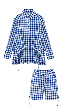 синий Принтованный костюм из 100% хлопка, состоящий из рубашки и шорт. Рубашка свободного кроя, с длинными рукавами, классическим отложным воротником и кулиской по низу изделия. Короткие шорты с карманами, широким поясом на кулиске и завязками по бокам.