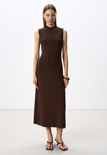Трикотажное платье с воротником-стойкой