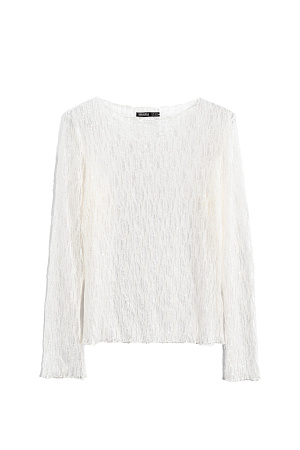 молочный Кружевной лонгслив, декорированный пайетками. Модель по фигуре с горловиной лодочкой.