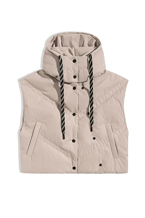 бежевый Стеганый жилет на пуху с двойной отстрочкой. Модель с капюшоном и воротником-стойкой. Застежка на кнопки. Низ изделия выполнен на регулируемой кулиске.