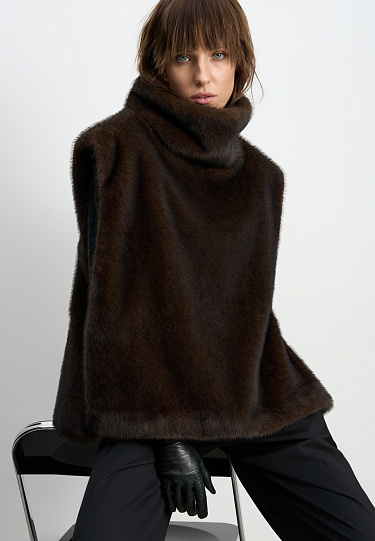 Жилет из экомеха с воротником-стойкой