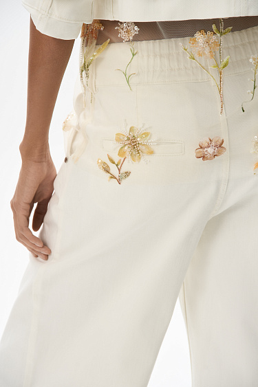 Прямые джинсы с резинкой на поясе