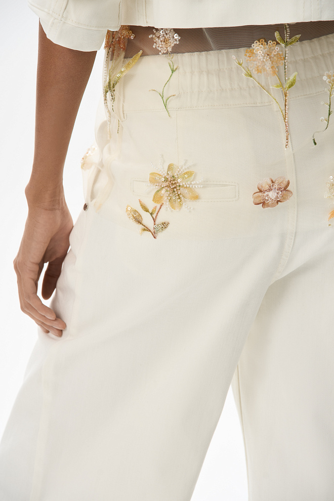 Прямые джинсы с резинкой на поясе