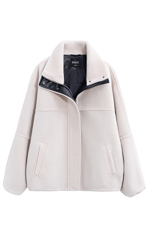 молочный Шуба из экомеха с воротником-стойкой. Модель свободного силуэта с боковыми карманами, объемными швами и манжетами на резинке. Застежка на молнию под планкой с кнопками, декорированной экокожей.