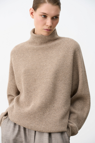 Трикотажный джемпер с воротником-стойкой 