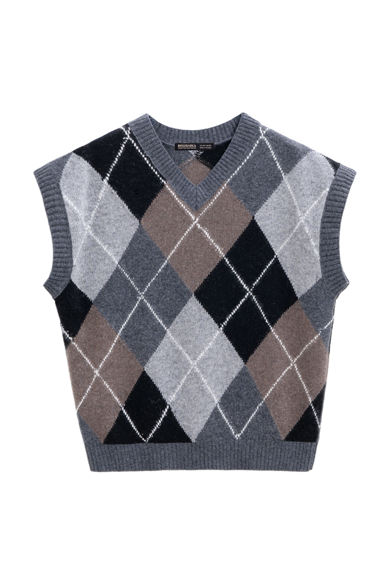 Трикотажный жилет из кашемира с узором аргайл. Модель свободного силуэта без рукавов с неглубоким круглым вырезом горловины. Края изделия выполнены в рубчик.