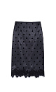 Атласная юбка в горох длины миди. Модель по фигуре с застежкой на&nbsp;&nbsp;потайную молнию. Подол изделия декорирован кружевом.