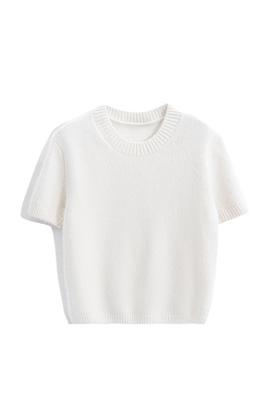 белый Трикотажная футболка из пуха лисы. Модель свободного силуэта, с коротким рукавом и круглым вырезом горловины. Края изделия выполнены в рубчик. Дополнить образ можно юбкой.