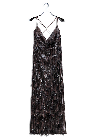 коричневый Платье длины макси с геометрическим орнаментом и бахромой, выполненными пайетками. Модель на тонких бретелях, без застежки. Изделие выполнено без подкладки.