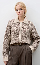 Бомбер с жаккардовым анималистическим дизайном. Модель свободного силуэта с застежкой на молнию. Дополнить образ можно юбкой в таком же стиле.