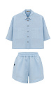 Комплект из 100% льна. Укороченная рубашка с отложным воротником, накладными карманами и спущенной линией плеч. Короткие шорты прямого кроя с боковыми карманами и эластичным поясом на резинке.