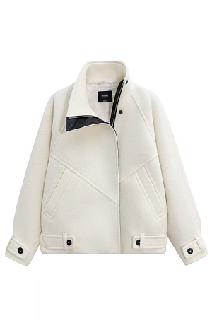 молочный Шерстяной бомбер с воротником-стойкой. Модель свободного силуэта, с патами на пуговицах на манжетах и по низу изделия, застежка на молнию и магнитные пуговицы под планкой, декорированной экокожей. Бомбер выполнен на подкладке.
