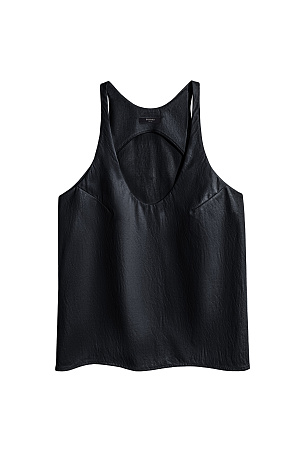 черный Топ из текстурной экокожи. Модель свободного силуэта на тонких бретельках и глубоким вырезом декольте.