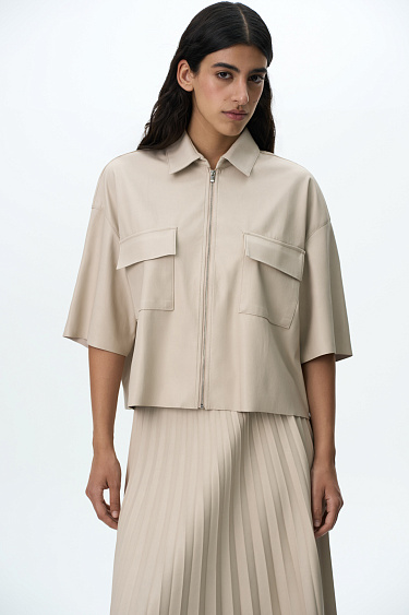 Рубашка из экокожи с накладными карманами