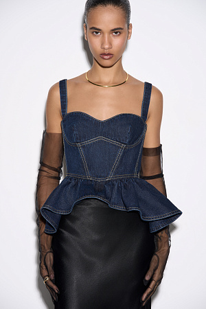 синий Джинсовый топ из 100% хлопка. Модель приталенного силуэта на широких бретельках, с фигурным лифом, акцентными строчками и баской. Застежка на молнию сзади. 