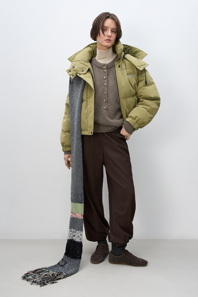 Утепленный пуховик с воротником-стойкой и капюшоном на молнии