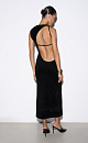 Вечернее платье длины макси из вискозы. Модель приталенного силуэта с открытой спиной, драпировка на плече декорирована металлической перемычкой.