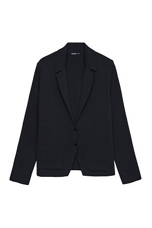 черный Трикотажный однобортный жакет из шерсти мериноса. Модель свободного силуэта, с узкими лацканами и двумя накладными карманами. Застежка на две кнопки. Дополнить образ можно жилетом, юбкой или брюками.