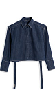 Короткая джинсовая рубашка из 100% хлопка. Модель прямого кроя с большими плечами, длинными рукавами с расклешенными манжетами на кнопках и классическим отложным воротником. Застежка на кнопки под планкой. Изделие дополнено широким поясом. 