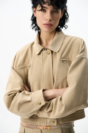 Бомбер из замши с отложным воротником