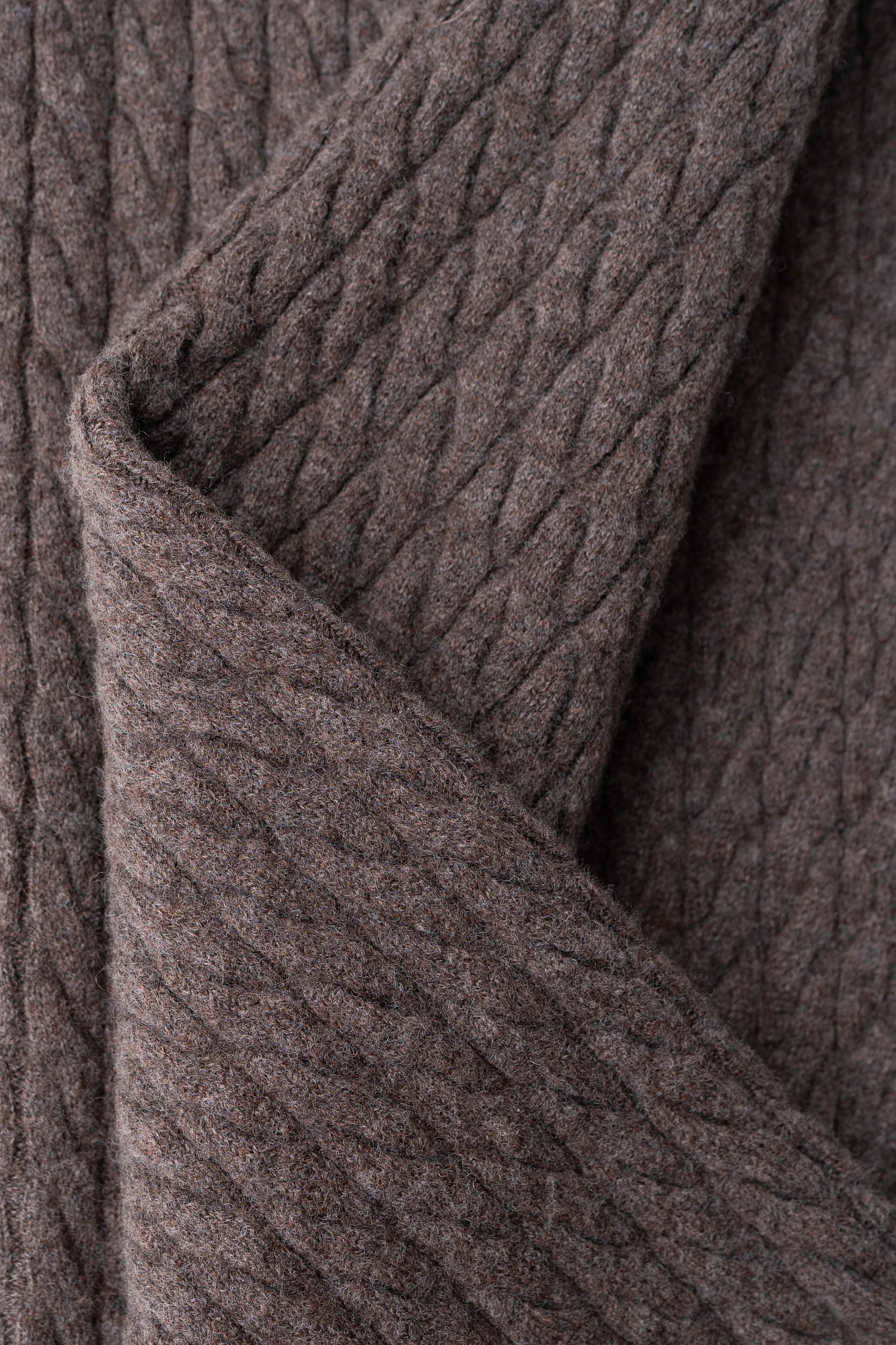 Трикотажные брюки с объемными косами из 100% шерсти мериноса экстрафайн. Модель на эластичной резинке и глубокими боковыми карманами.