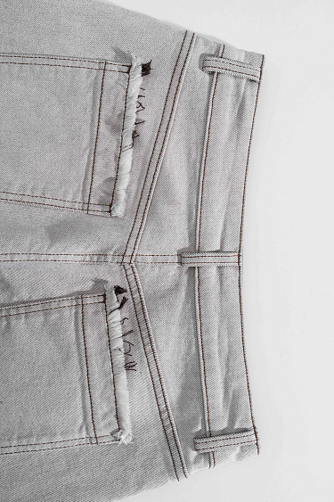 Расклешенные джинсы в стиле гранж