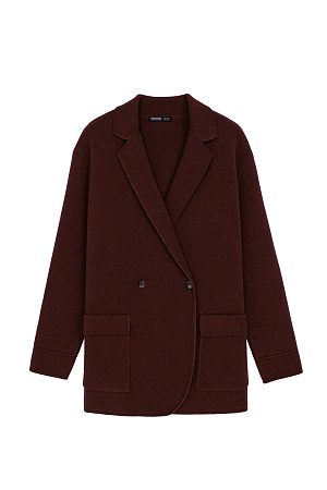 коричневый Трикотажный двубортный жакет из смесовой шерсти с добавлением кашемира. Модель прямого кроя, с прямоугольными лацканами и накладными карманами с клапанами спереди. Изделие без подкладки.