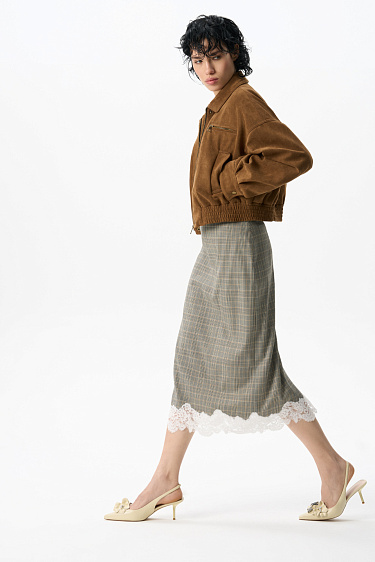 Бомбер из замши с отложным воротником