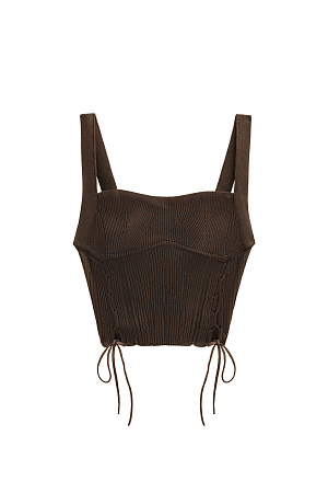 коричневый Трикотажный топ из вискозы. Модель приталенного силуэта, без рукавов, на широких бретельках, с вывязанным лифом, симметричными разрезами по бокам и шнуровкой. Дополнить образ можно юбкой в таком же стиле.