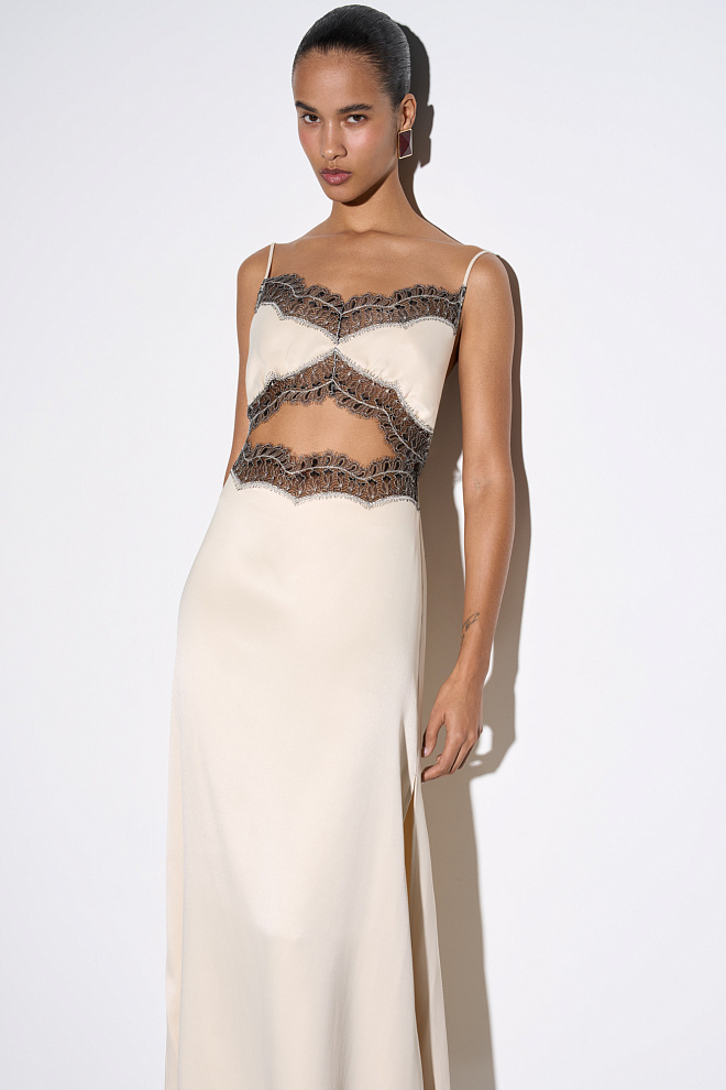 Атласное платье макси с кружевом