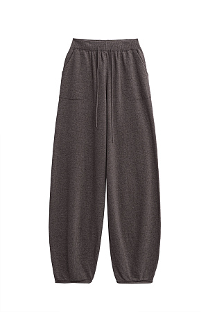 коричневый Трикотажные брюки-бананы из кашемира и шерсти. Модель с эластичным поясом, дополненным кулиской, большими накладными карманами и валиками-манжетами.