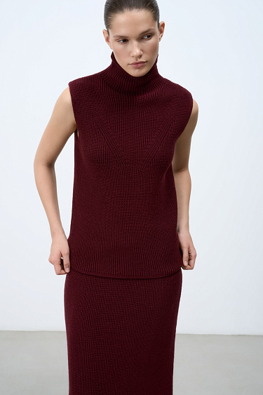 Трикотажный жилет с высоким воротником