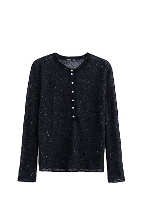 черный Трикотажный лонгслив из кидмохера, декорированный мелкими пайетками. Модель с круглым вырезом горловины с планкой на пуговицах. Края изделия декорированы валиком.