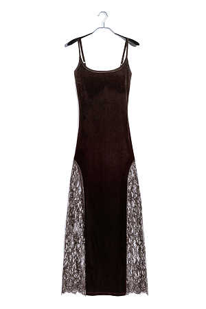 коричневый Бархатное платье длины макси с кружевными вставками и вырезом на спине. Модель приталенного силуэта на тонких бретельках. Без застежки.