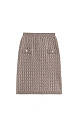 Юбка длины мини из 100% шерсти мериноса экстрафайн, выполненная вязкой косами. Модель по фигуре с эластичным поясом в рубчик. Имитация карманов с клапанами. Изделие декорировано крупными акцентными пуговицами.