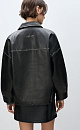 Куртка из рельефной экокожи. Модель прямого кроя, со спущенной линией плеч, отложным воротником, двумя карманами и регулируемой кулиской по низу. Застежка на молнию под планкой с кнопками. Изделие декорировано имитацией потертостей по швам и логотипом бренда на спине. На подкладке. 