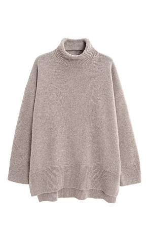 бежевый Трикотажный джемпер из кашемира и шерсти. Модель свободного силуэта, со спущенной линией плеч и высоким вывязанным воротом. Манжеты рукавов и низ изделия выполнены в рубчик. 