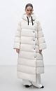 Длинный стеганый пуховик с косой застежкой на кнопки. Модель с ассиметричным низом, боковыми карманами и капюшоном. В комплекте пояс в тон.