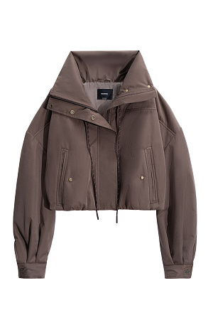 коричневый Объемный бомбер с воротником-стойкой. Модель укороченного силуэта со спущенной линией плеч, глубокими врезными карманами и застежкой на молнию под планку с кнопками. Манжеты рукавов декорированы металлическими брендированными кнопками.